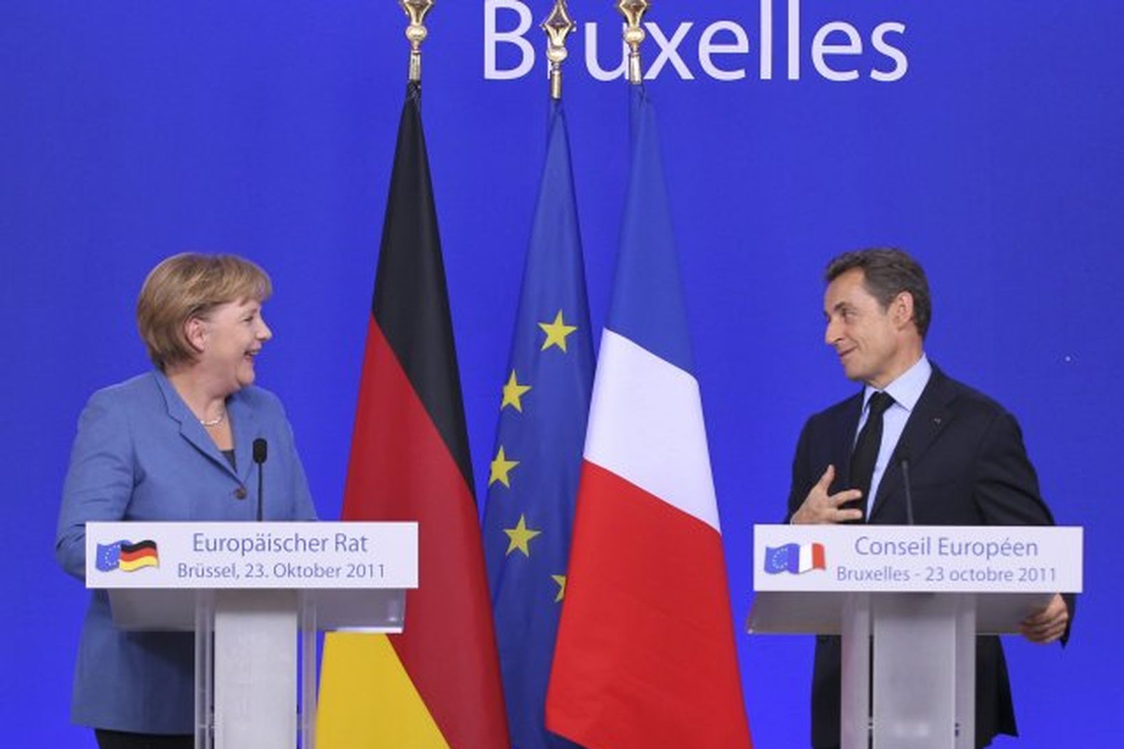 Angela Merkel og Nicolas Sarkozy á sameiginlegum blaðamannafundi á sunnudag.