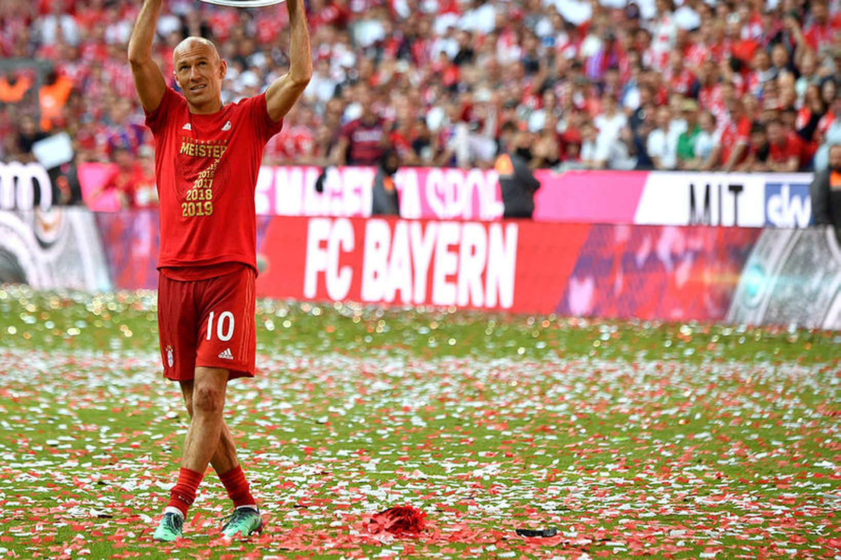 Arjen Robben með verðlaunaskjöldinn eftir sigur Bayern München í þýsku …