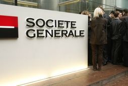 Starfsmenn Société Générale utan við höfuðstöðvar bankans í París.