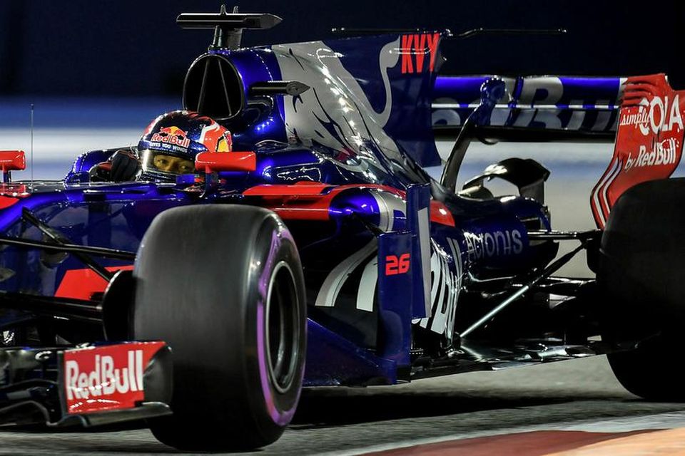 Daniil Kvyat á Toro Rosso á æfingu í Singapúr í dag. Liðið mun skipta rfá …