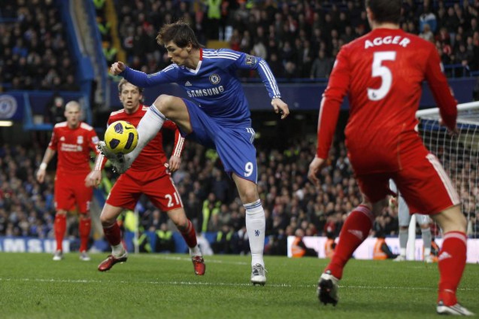 Fernando Torres tekur við boltanum í leiknum í dag en …