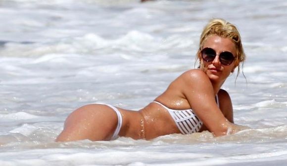 Britney Spears í efnislitlu bikiníi