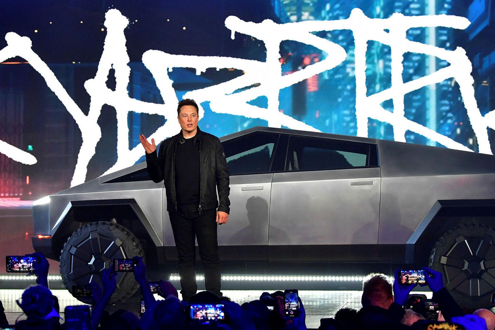 Elon Musk kynnir nýja rafbílinn Tesla Cybertruck til sögunnar.