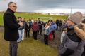 Sögumaður Pétur Hafsteinn Pálsson framkvæmdastjóri Vísis sagði fólki frá stöðum í bænum. Umhverfið er stórbrotið og sagan við hvert fótmál.