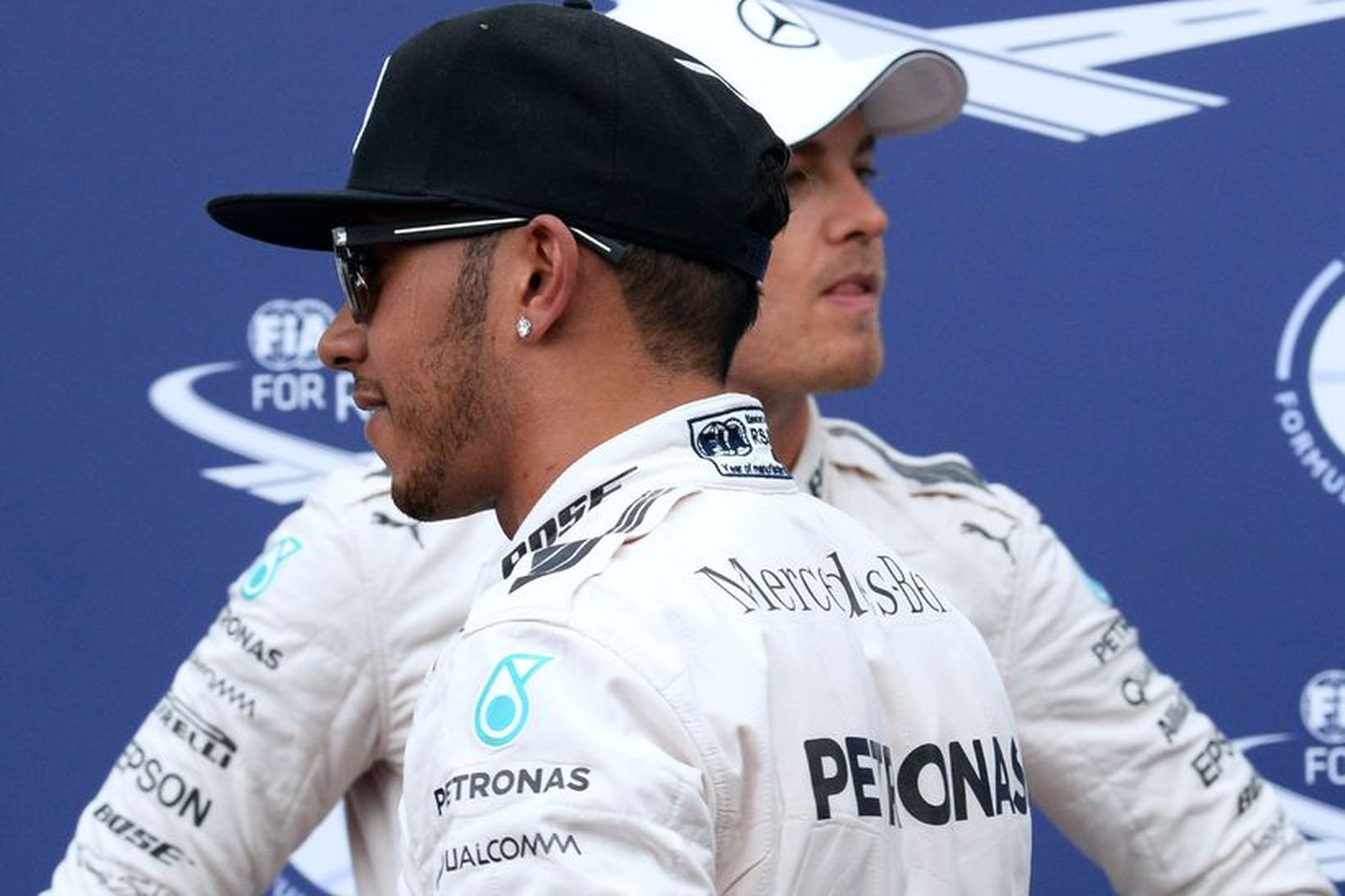 Nico Rosberg (t.h.) og Lewis Hamilton eftir tímatökuna í Mónakó.