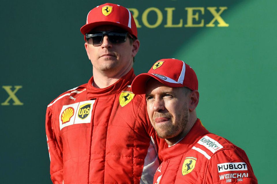 Sebastian Vettel (t.h.) segir þá Kimi Räikkönen þurfa ná meiri hraða úr Ferrarifáknum til að …