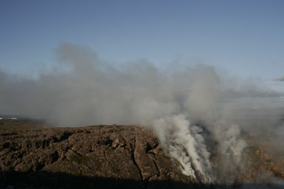 Eldur við Straumsvík