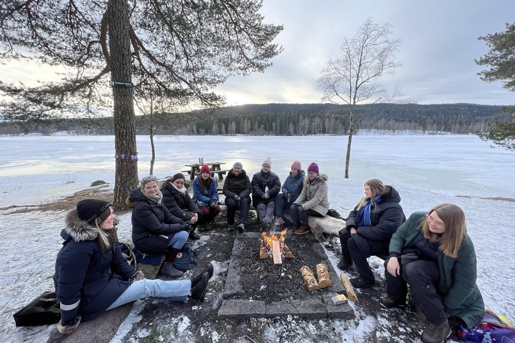 Núvitund íslenskra kvenna skerpt yfir báli við Sognsvatnið í Ósló, …