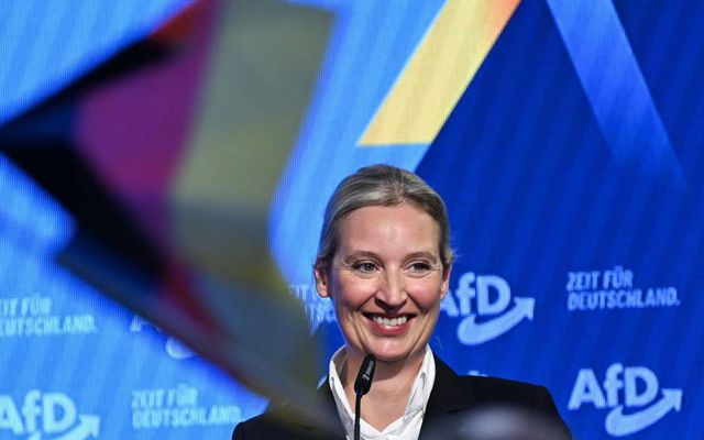 Alice Weidel, kanslaraefni AfD, brosti út að eyrum þegar niðurstöður kosninganna í Þýskalandi lágu fyrir.