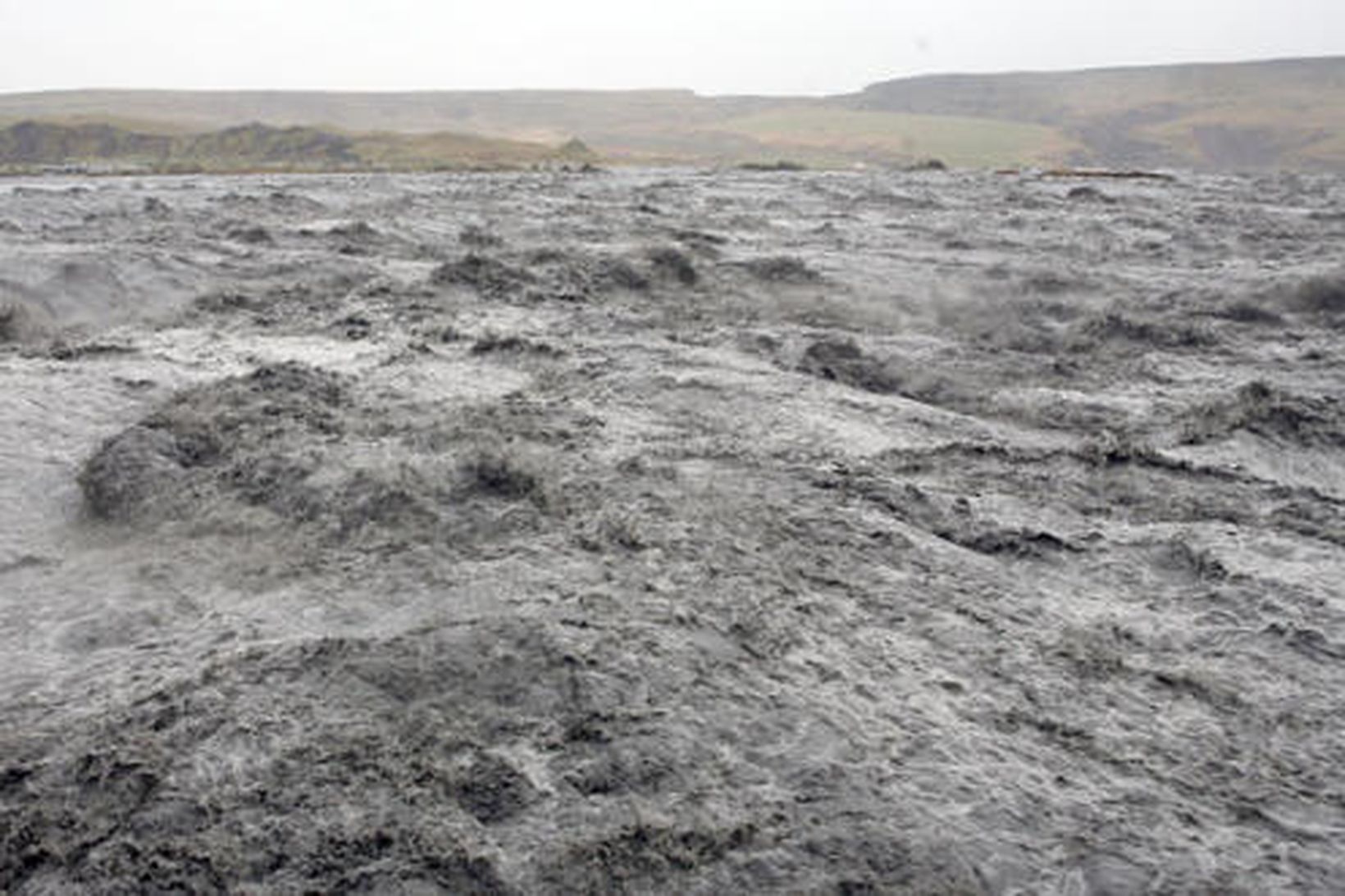 Horft heim að Skaftárdal. Skaftá er mjög gruggug og illúðleg.