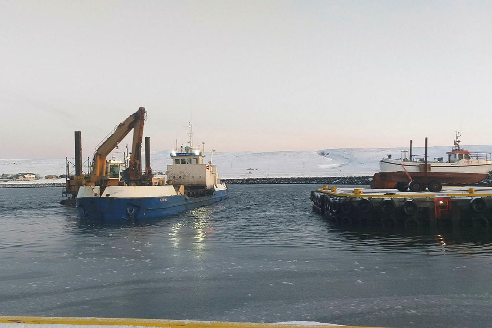 Pramminn Pétur mikli er notaður til að flytja efnið sem …