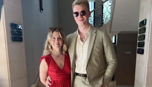 „Helltu í okkur frönskum líkjörum úti í garði í kvöldsólinni“