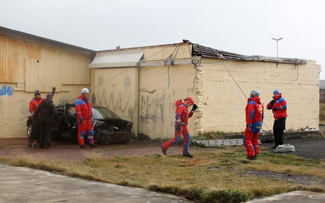 Björgunarsveitarmenn að störfum á Hellissandi í morgun.