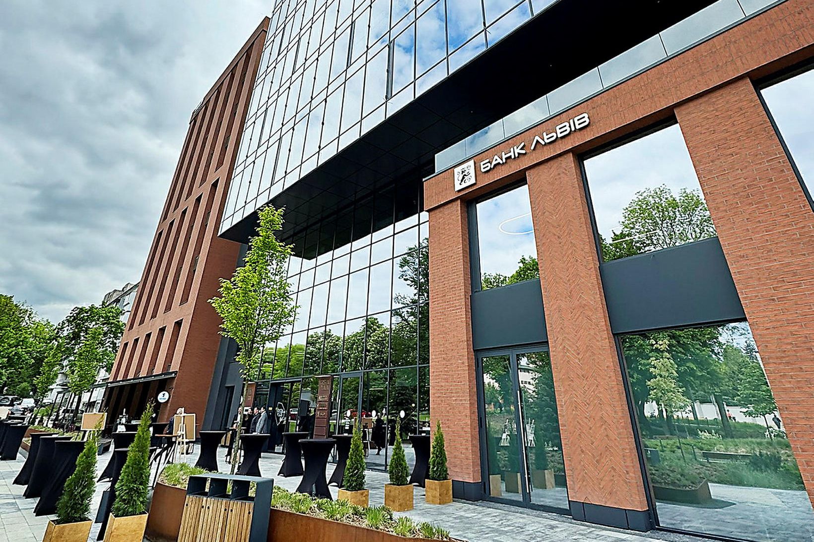 Nýjar höfuðstöðvar Bank Lviv eru í átta hæða skrifstofubyggingu.