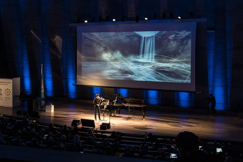 Tónlistarmaðurinn Joshua Bell lék undir myndskeiðinu þegar það var spilað á opnunarhátíð árs ljóssins í …