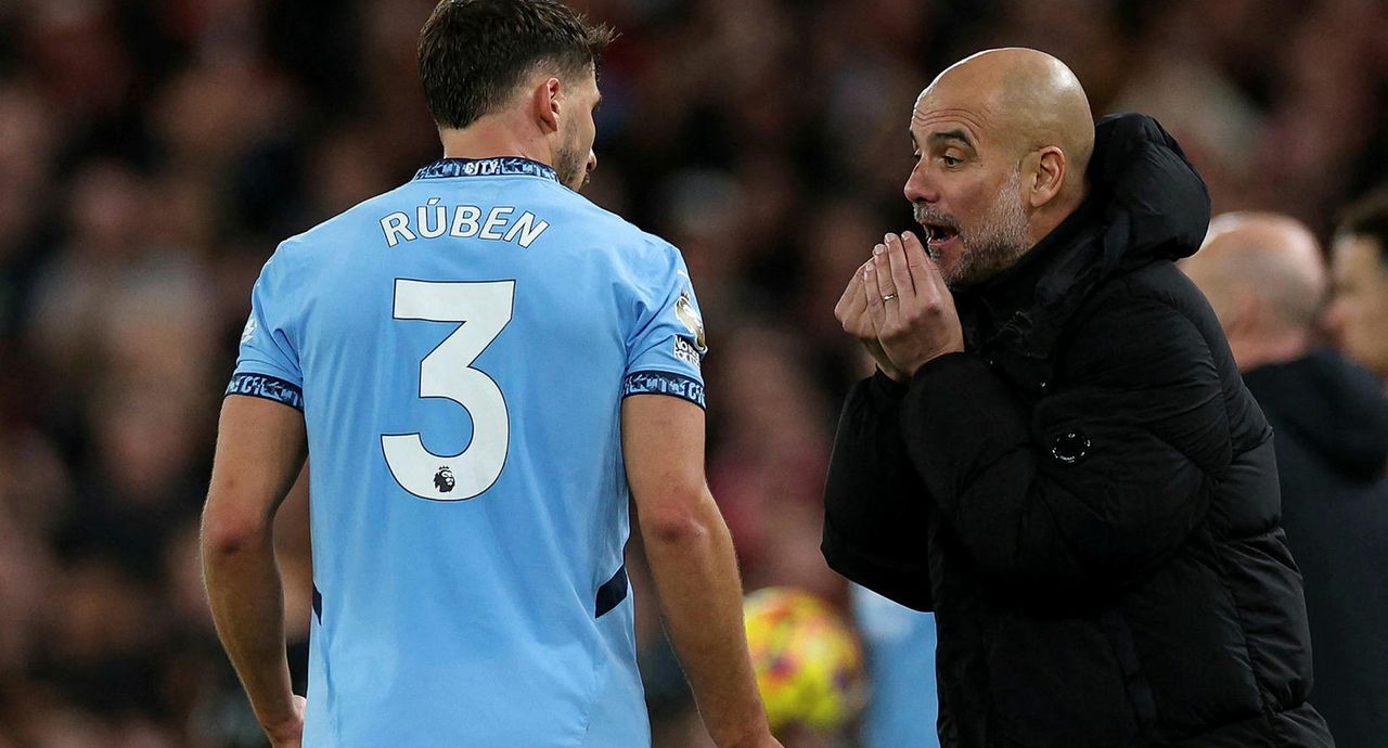 Rúben Dias og Pep Guardiola ræða saman.