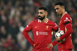 Mohamed Salah og Trent Alexander-Arnold ræða hvernig þeir eigi að taka aukaspyrnu í leik með …