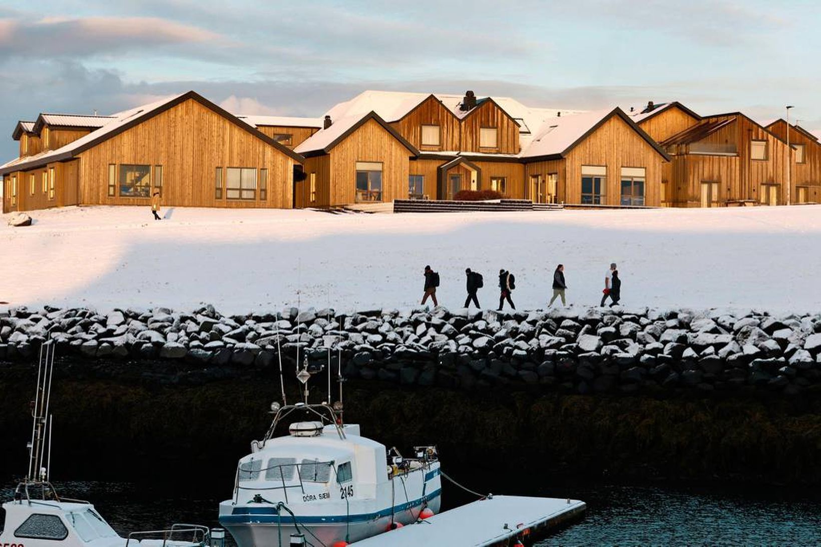 Hér hefur morgunsólin varpað birtu á Hótel Berg við smábátahöfnina …