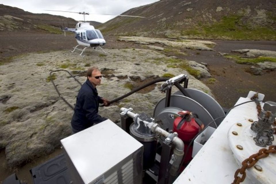 Til að þyrla Þyrluþjónustunnar gæti flutt sem mest vatn í hverri ferð var haft láagmarkseldsenyti …