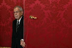 Alexander Van der Bellen gengur inn á blaðamannafund í Hofburg-höllinni í Vín í gær, þar …