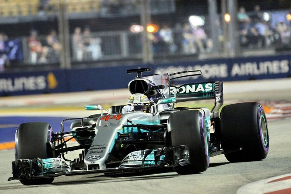 Mercedesbíll Lewis Hamilton lá ekki eins vel og bílar Red Bull í brautinni í Singapúr.