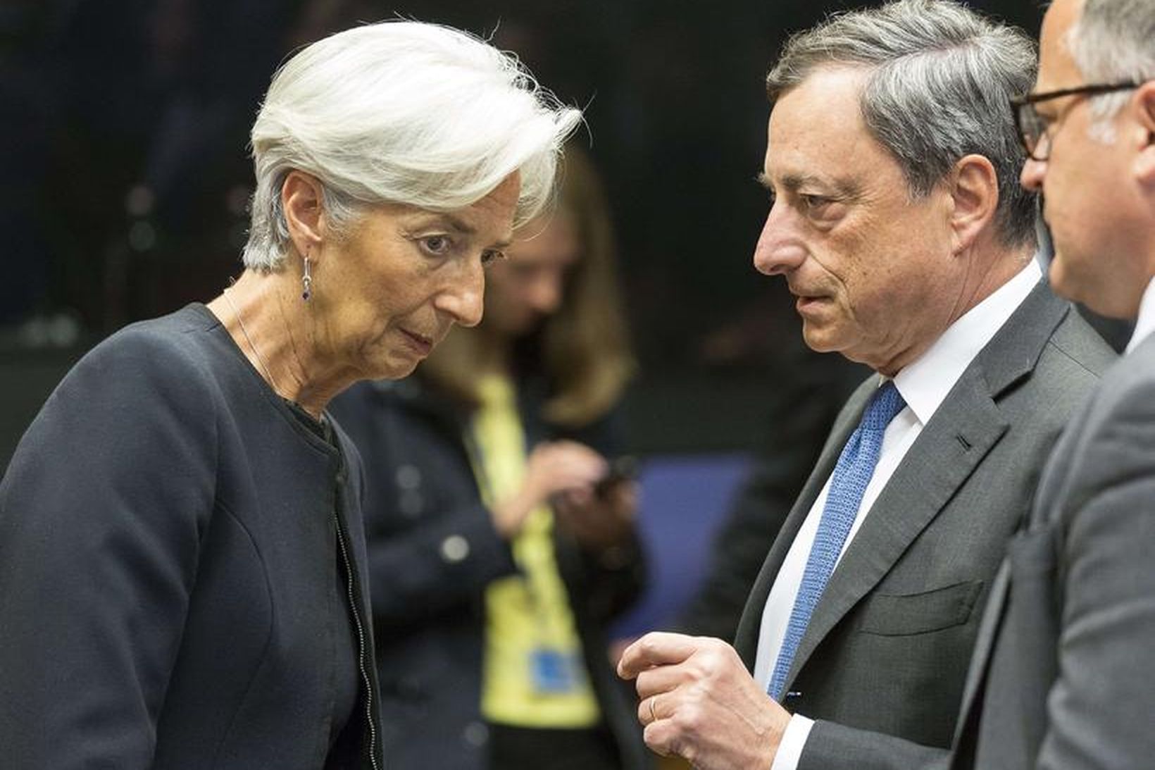 Christine Lagarde, framkvæmdastjóri Alþjóða gjaldeyrissjóðsins, ræðir við Mario Draghi, bankastjóra …