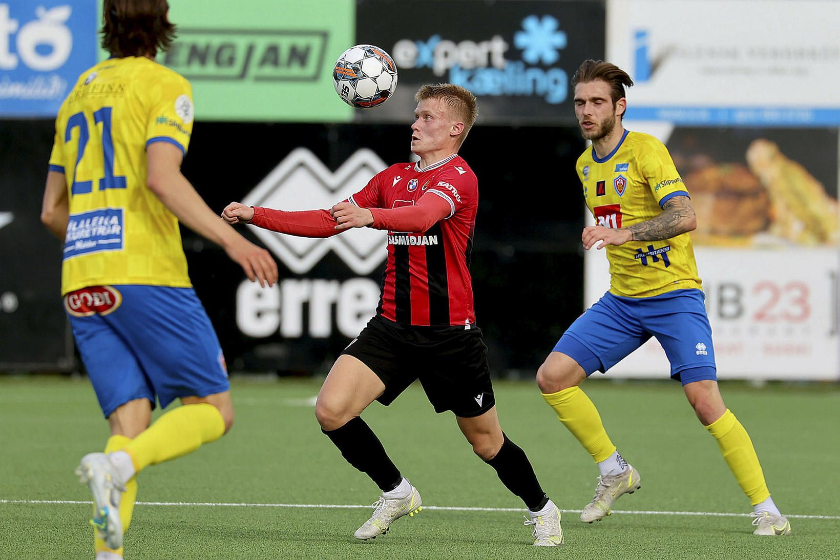 Ari Sigurpálsson og Bryan van den Bogaert í leik liðanna …