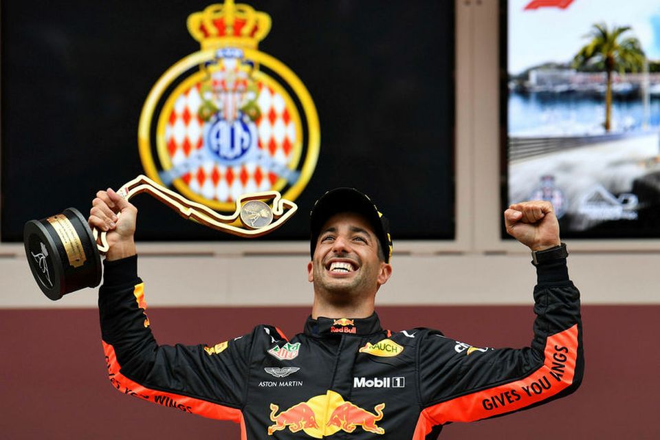 Daniel Ricciardo hampar sigurlaununum í Mónakó.