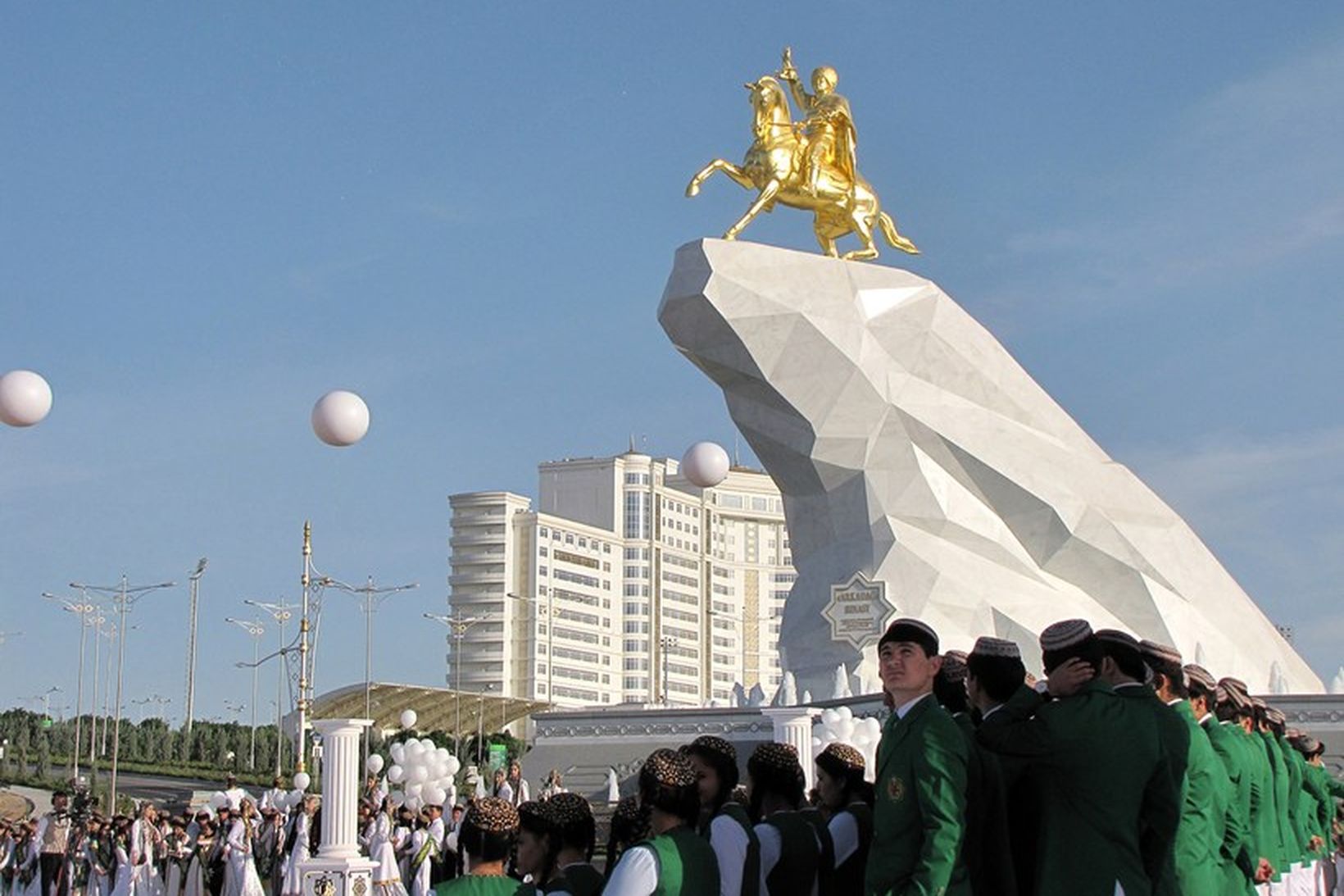 Stytta af forseta Túrkmenistans afhjúpuð í höfuðborginni Ashgabat.