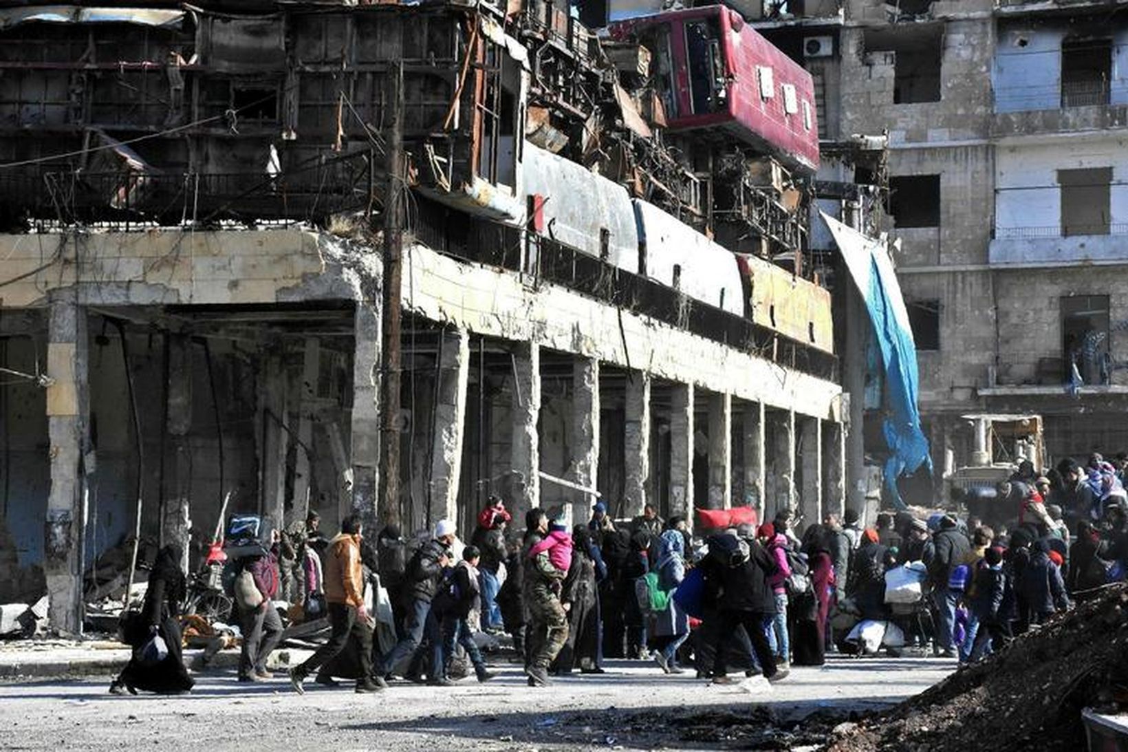 Hluti íbúa Bab al-Hadid-hverfisins í austurhluta Aleppo, sem stjórnarherinn hefur …