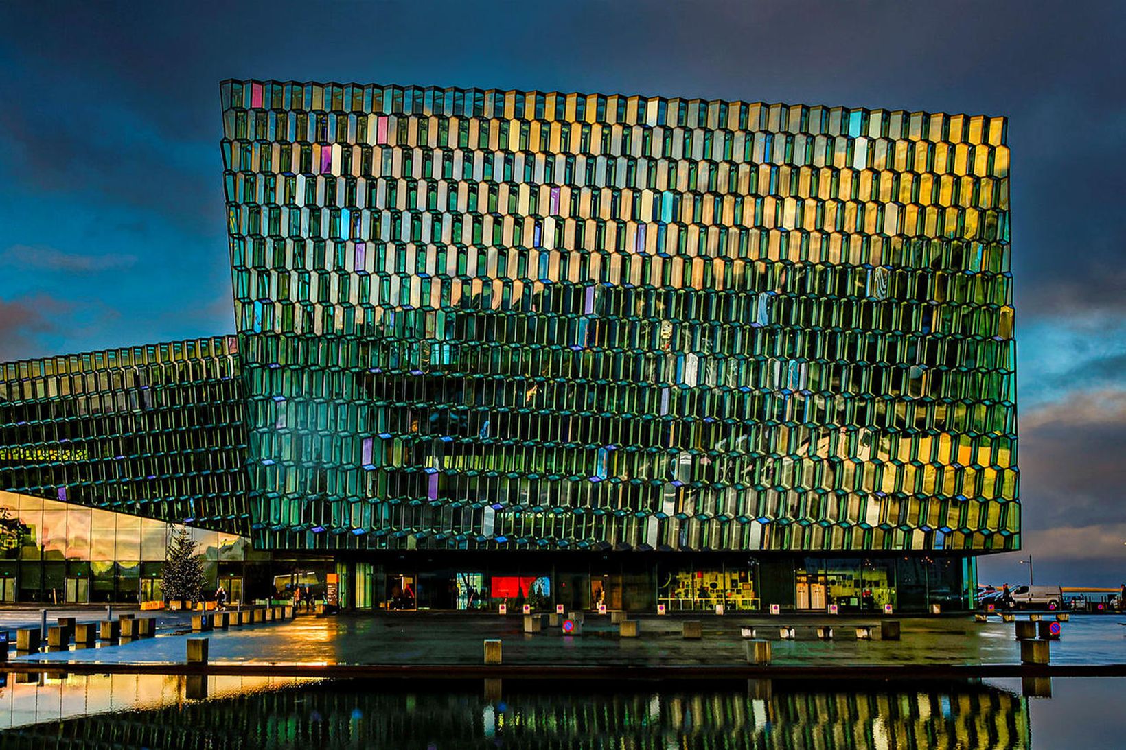 Tæplega þúsund manns hlýða á sérfræðinga í Hörpu