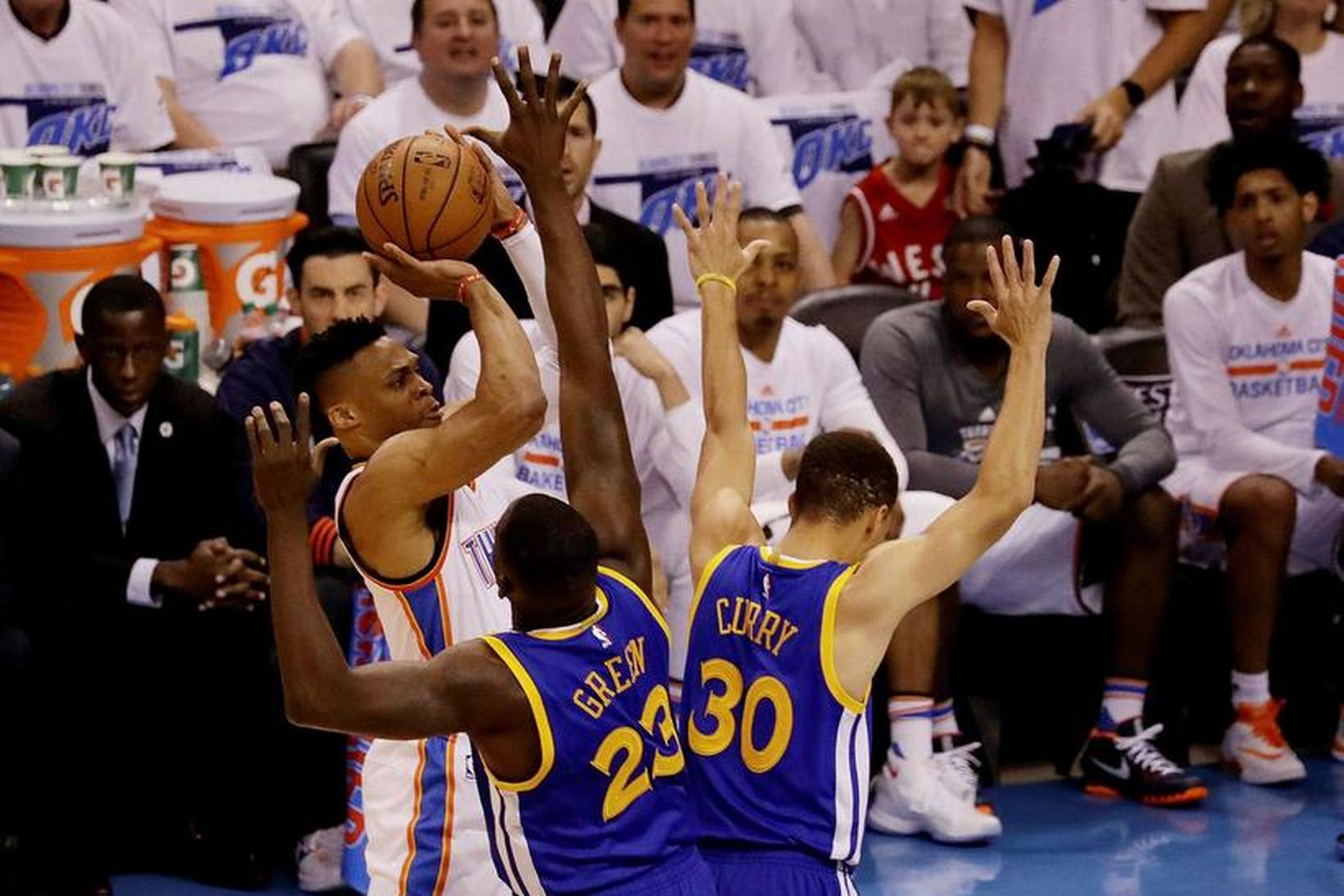 Russell Westbrook reynir skot en Draymond Green og Stephen Curry …