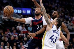 Norman Powell var í aðalhlutverki hjá Clippers og fer hér fram hjá Lindy Waters og …