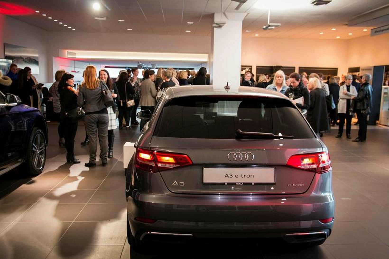 Audi A3 e-tron í sýningarsal hjá Heklu.