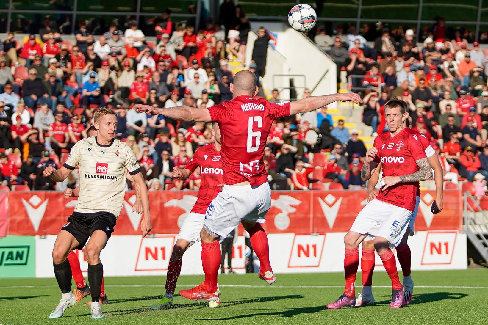 Helgi Guðjónsson, Sebastian Hedlund og Birkir Már Sævarsson í kvöldsólinni …