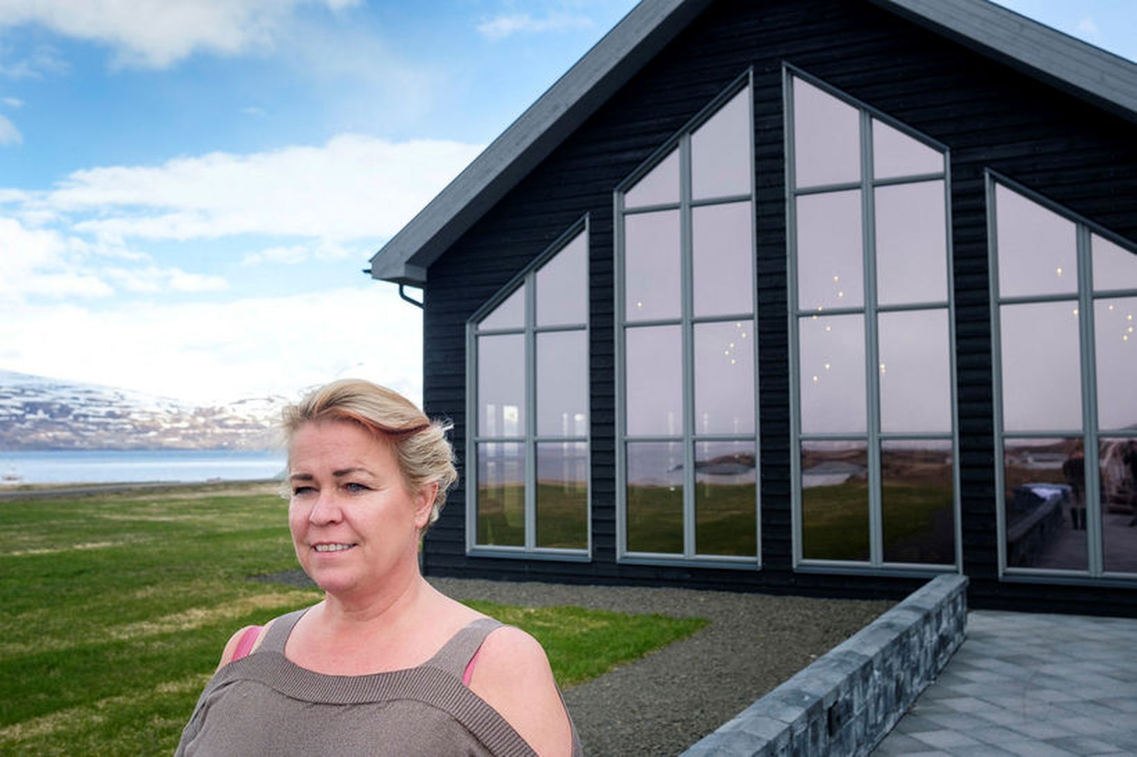 Agnes Sigurðardóttir fyrir framan Bjórböðin á Árskógsströnd.