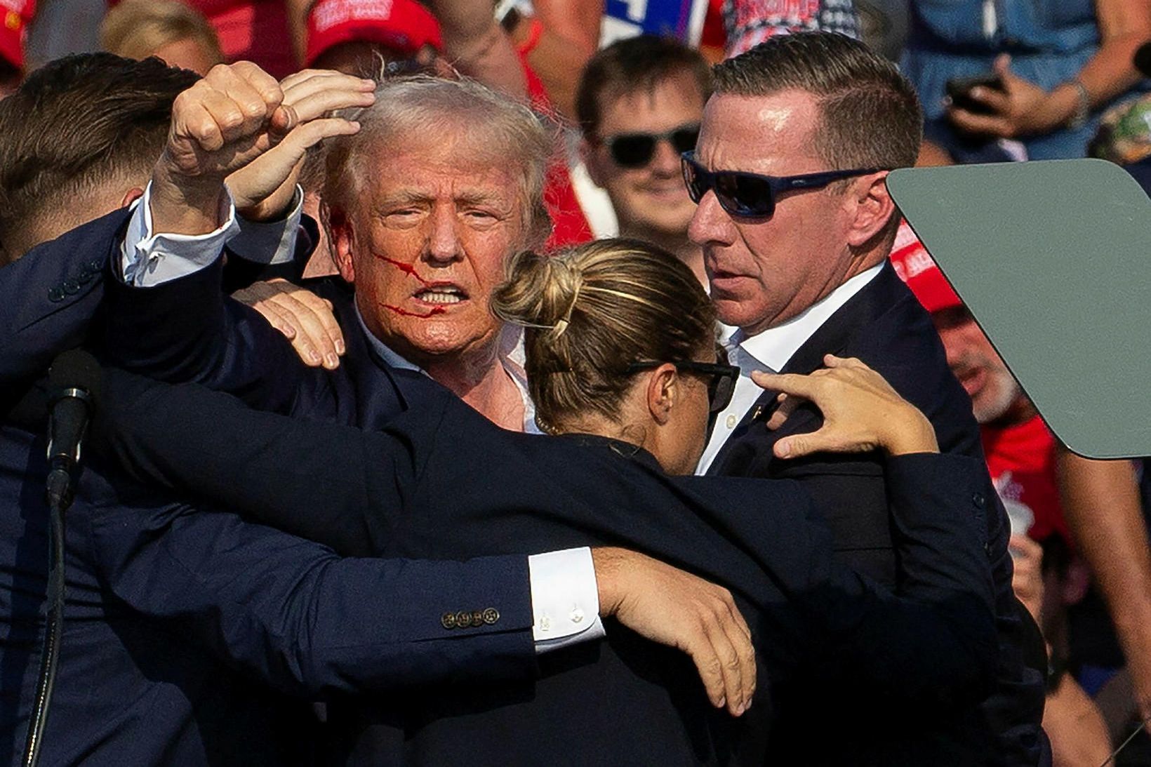Trump stóð keikur og steytti fram hnefanum eftir árásina.