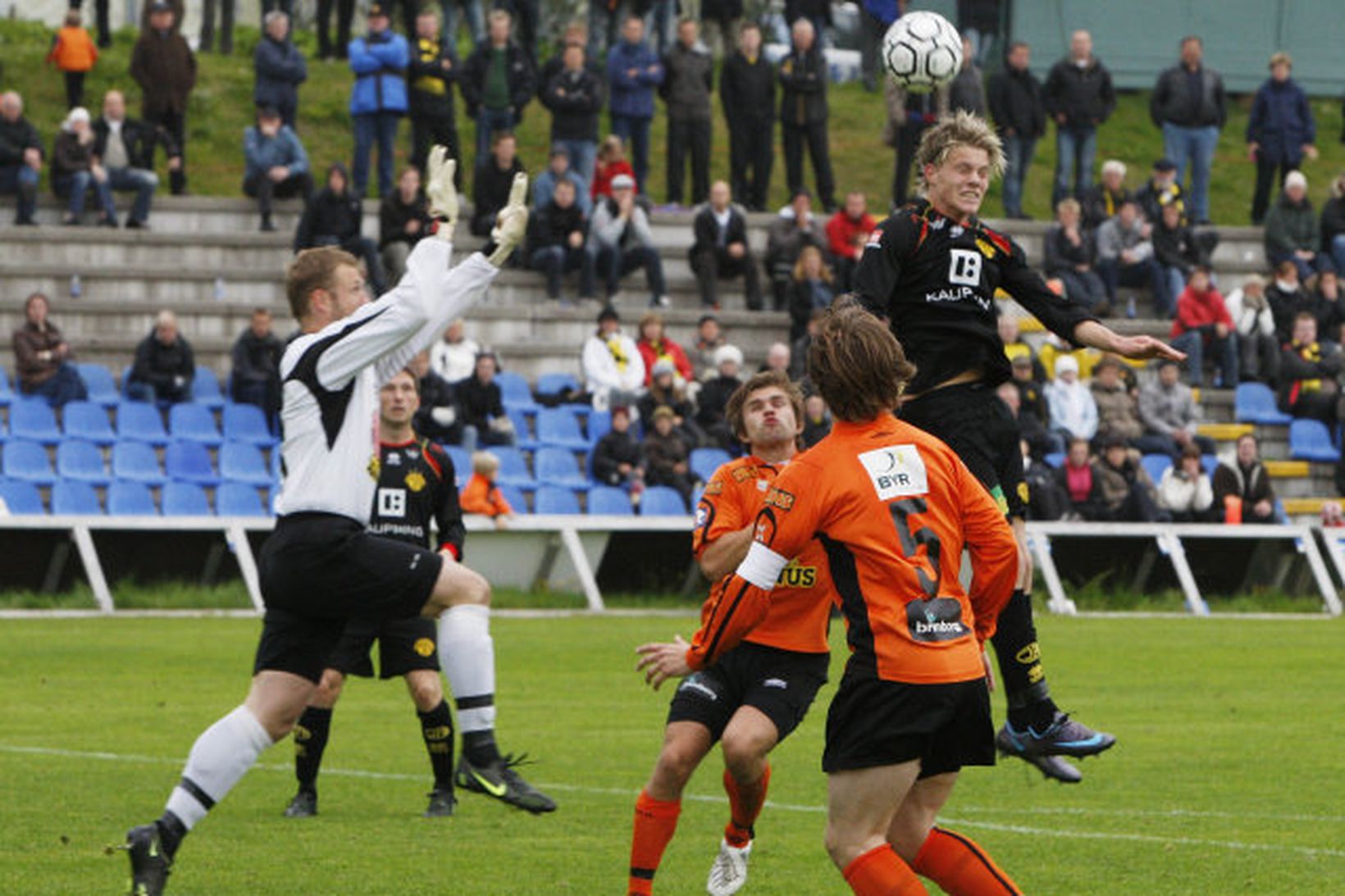 Björn Bergmann Sigurðarson skorar annað mark ÍA gegn Fylki.