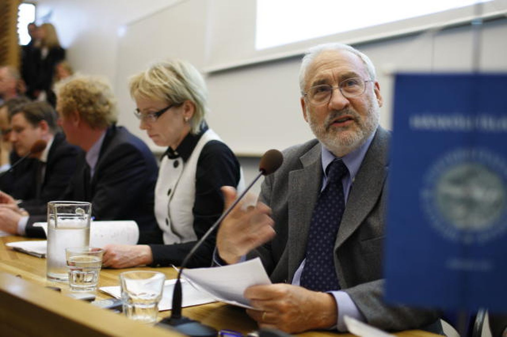 Joseph Stiglitz, ásamt Lilju Mósesdóttur og Jóni Daníelssyni á fundinum …