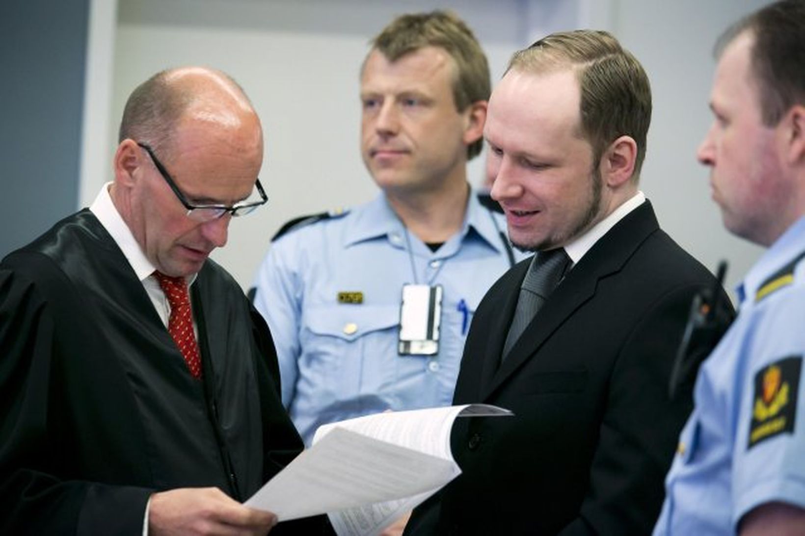 Breivik við réttarhöldin í dag.