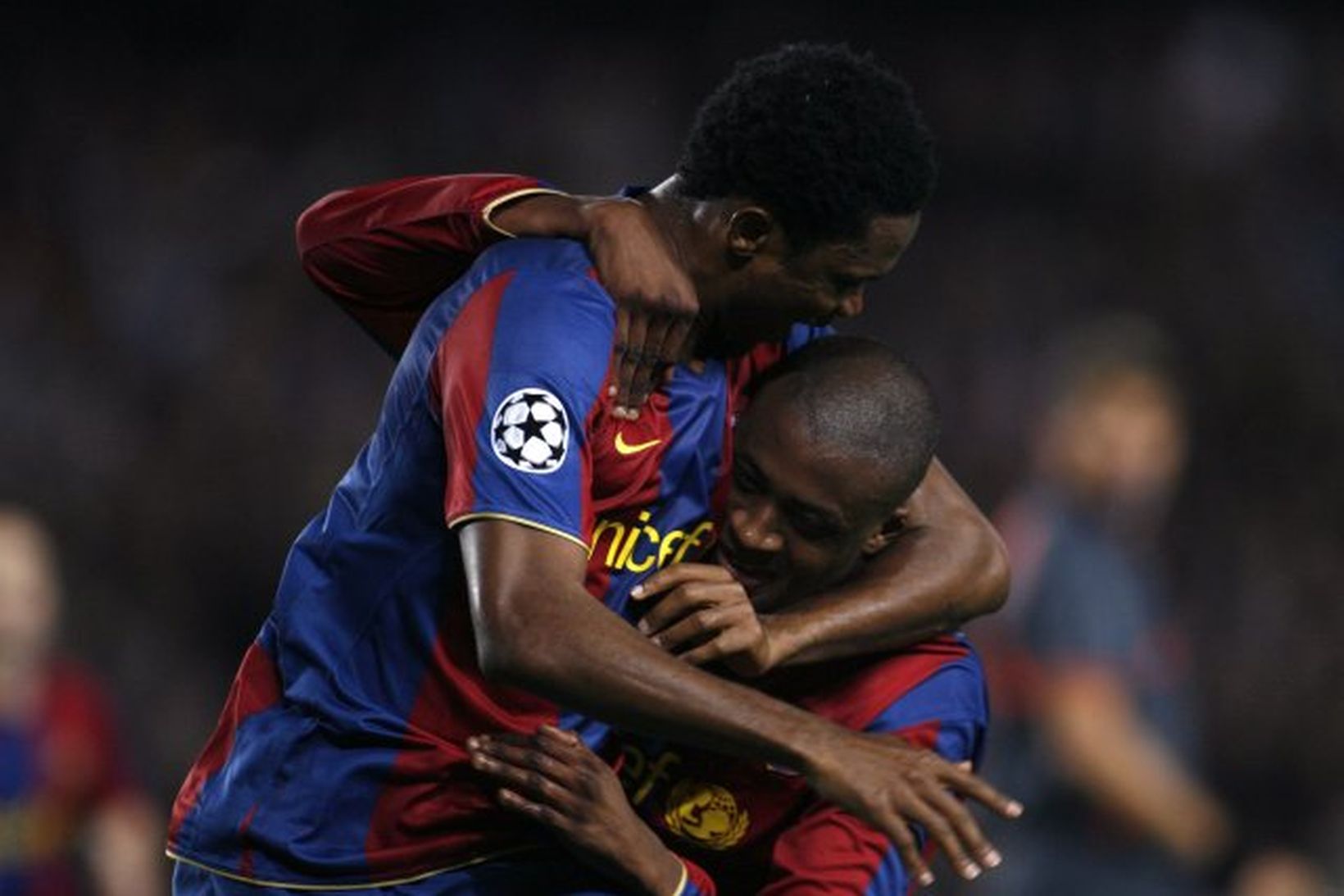 Samuel Eto'o fagnar markaskoranum Yaya Toure á Nou Camp í …