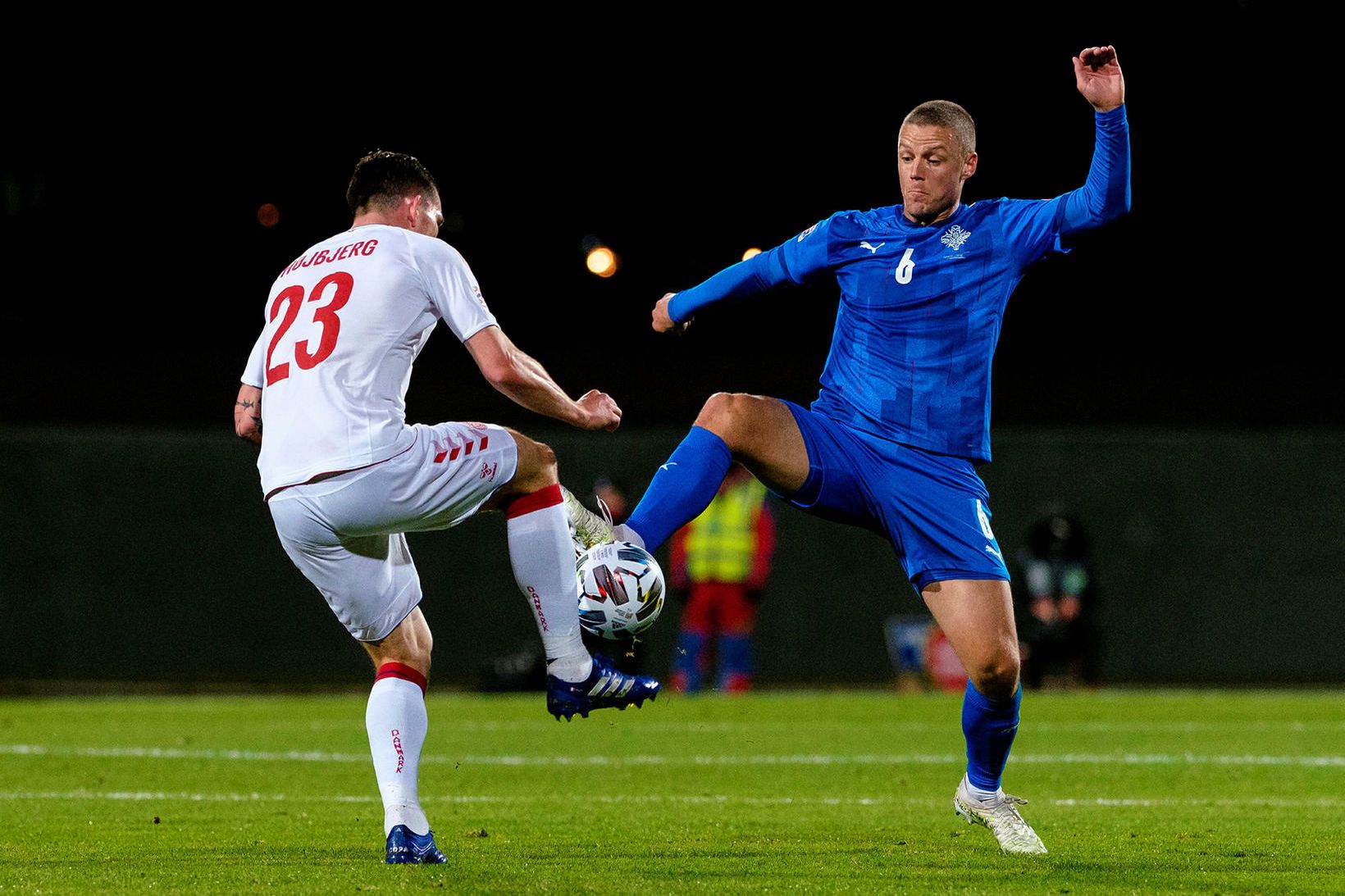 Ragnar Sigurðsson í leik Íslands og Danmerkur í október.