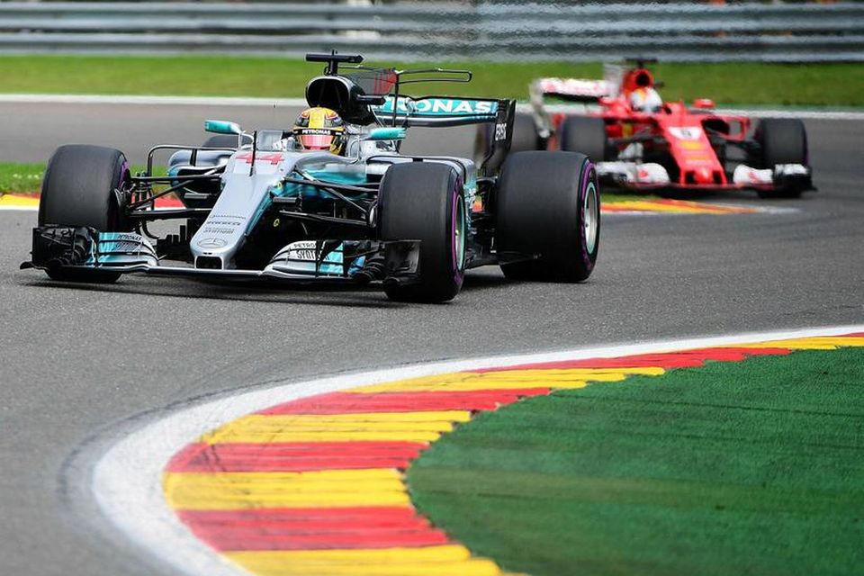 Lewis Hamilton og Sebastian Vettel á ferð í belgíska kappakstrinum.