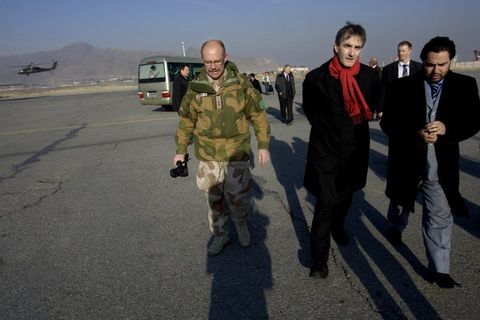 Jonas Gahr Støre á Kabúlflugvelli í gærmorgun þegar hann kom til Afganistans frá Pakistan.