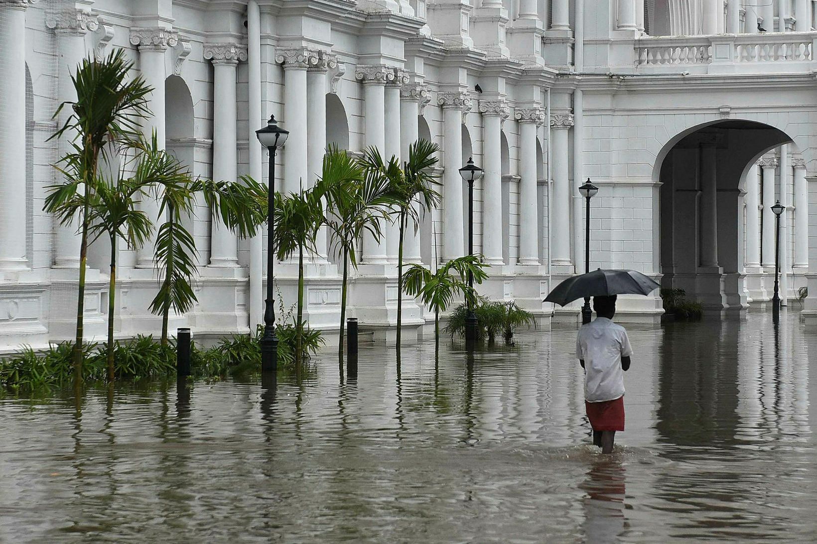 Götur borgarinnar Chennai standa nú á kafi í vatni.