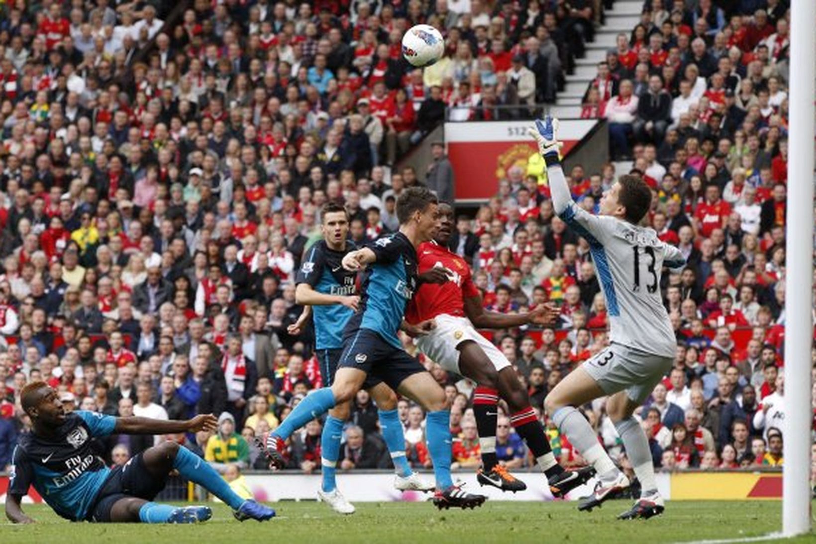 Danny Welbeck skorar fyrsta mark United gegn Arsenal. Hann þurfti …