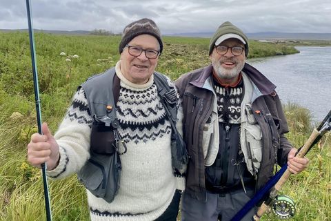Brosmildir bræður eftir að hafa landað stærsta laxi sumarsins til þessa í Vitaðsgjafa í Laxá …