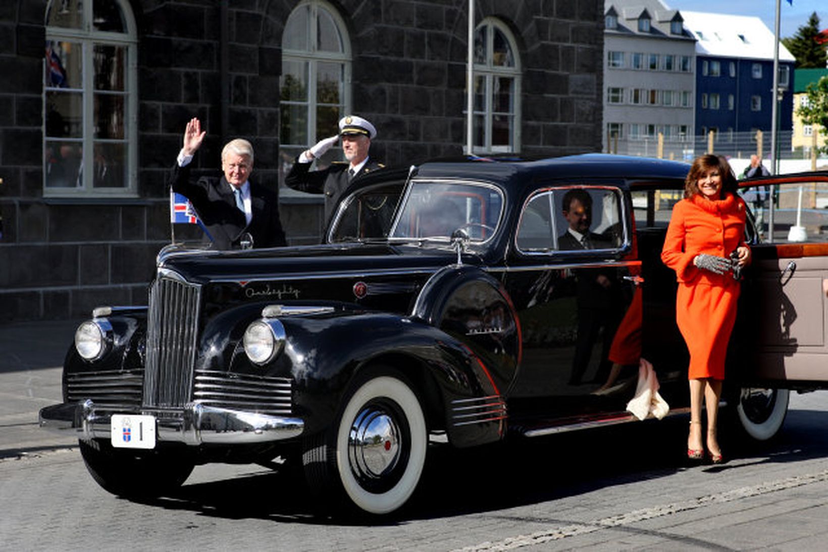 Ólafur Ragnar Grímsson og Dorrit standa við Packard-bifreið embættisins.