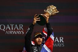 Lewis Hamilton fagnar sigrinum í dag.