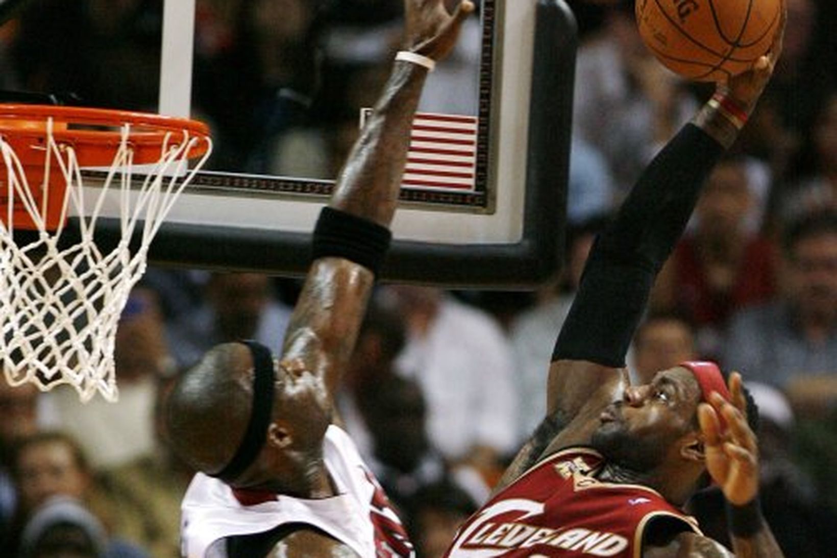 LeBron James treður hér yfir Jermaine O'Neal í leiknum í …